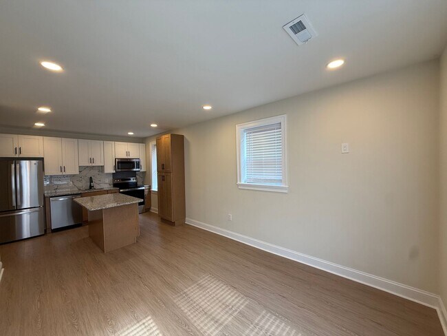 Building Photo - 1402 S 54th St