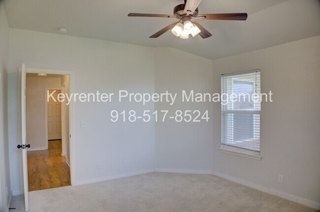 Building Photo - PRICE DECREASE! MOVE IN READY! Gorgeous 3 bed/2 bath!
