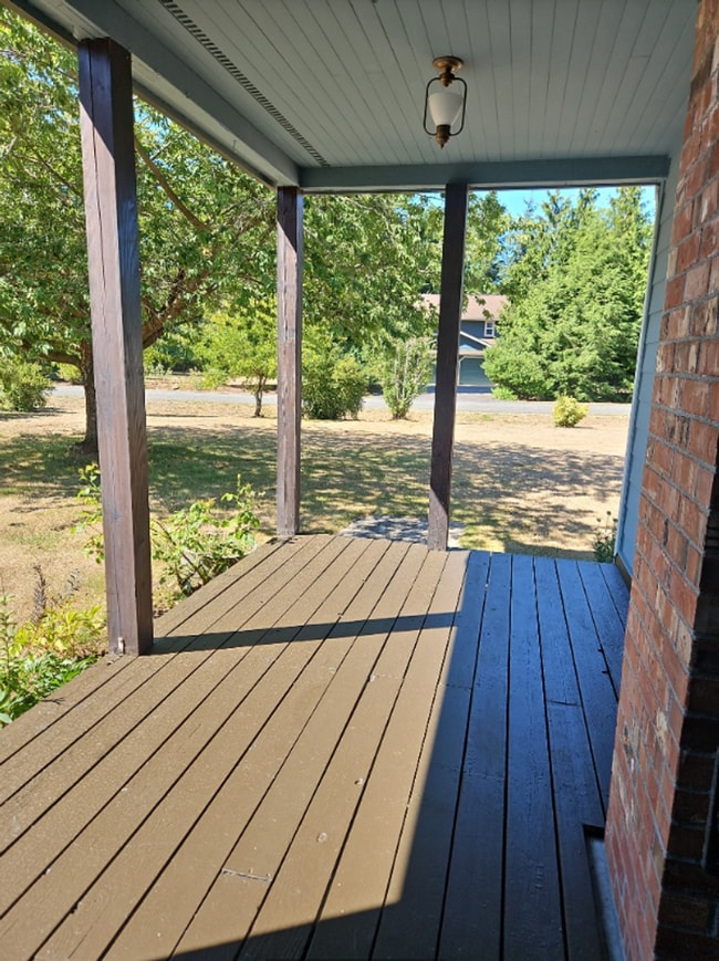 Building Photo - Spacious Two Story, 4 Bedroom, 4 Bathroom ...