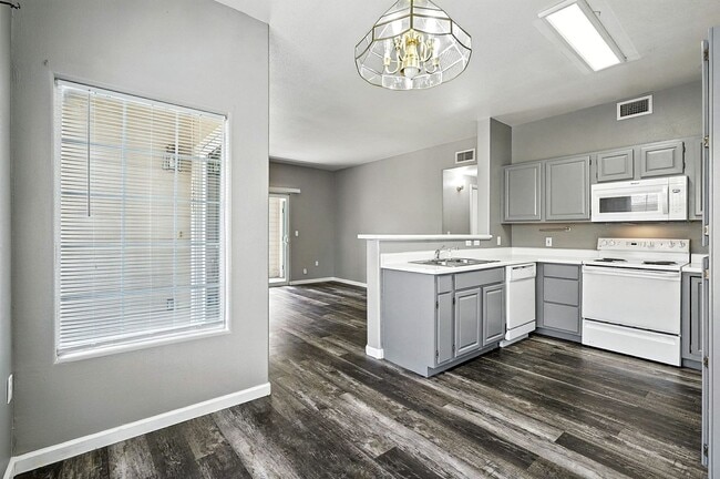 Building Photo - Immaculate Updated 2-Bedroom, 2-Bath Groun...
