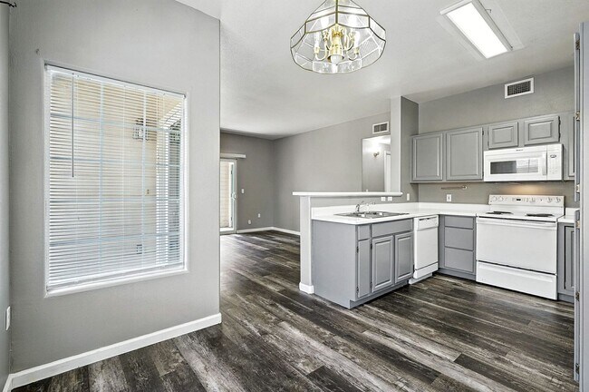 Building Photo - Immaculate Updated 2-Bedroom, 2-Bath Ground-Level Condo in Broomfield  - Miramonte Ranch