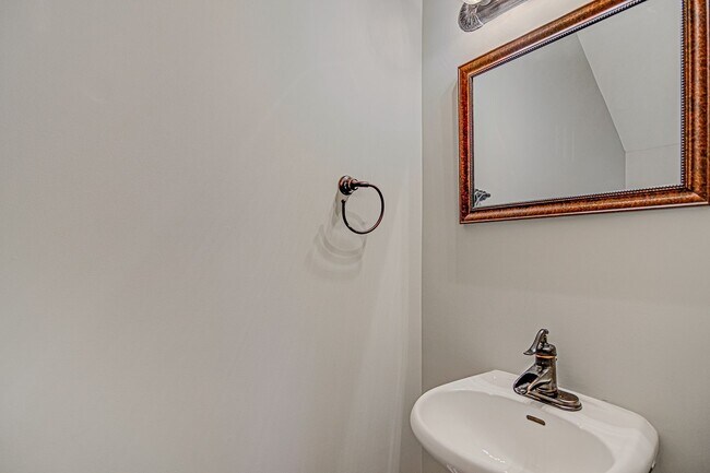 Building Photo - Live off Central Ave. in END UNIT 2 bed/2.5 bath Townhome (NO CARPET!)
