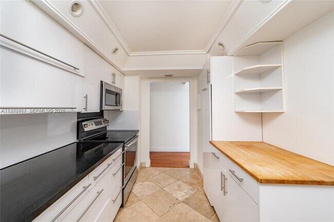 Building Photo - 2901 S Bayshore Dr