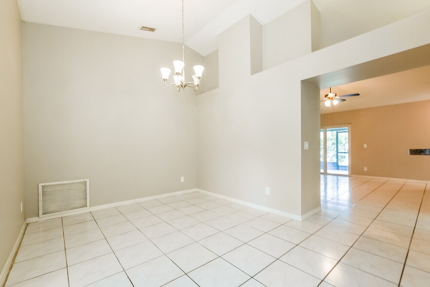Building Photo - 619 Queensbridge Dr