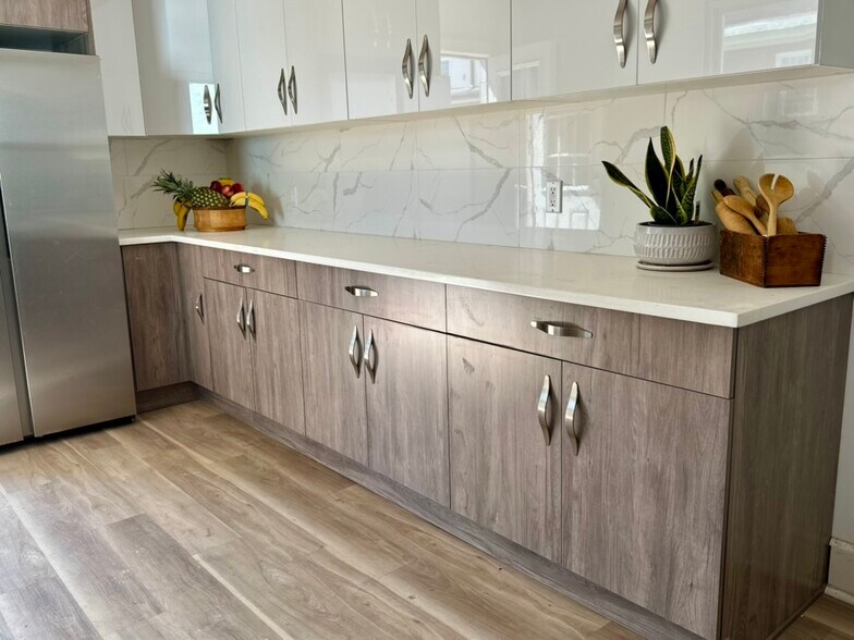 KITCHEN refurbished, new stove, refrig, microwave , in corner stainless steel Sink. - 328 High St