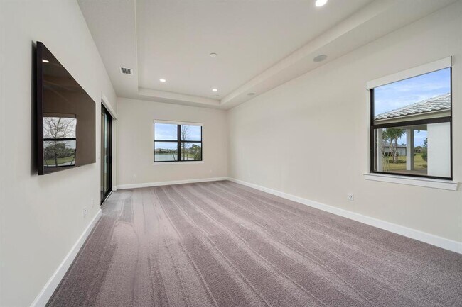 Building Photo - 818 SE Courances Dr