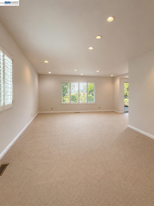 Building Photo - 2516 Dos Rios Dr