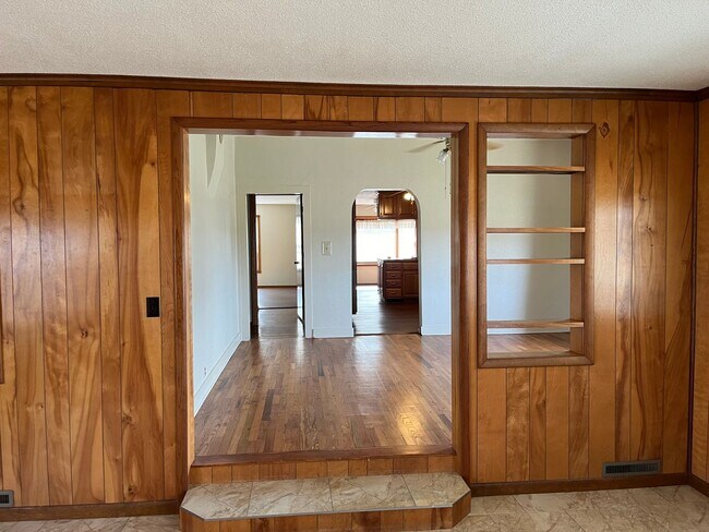 Building Photo - Country living at a great Price.