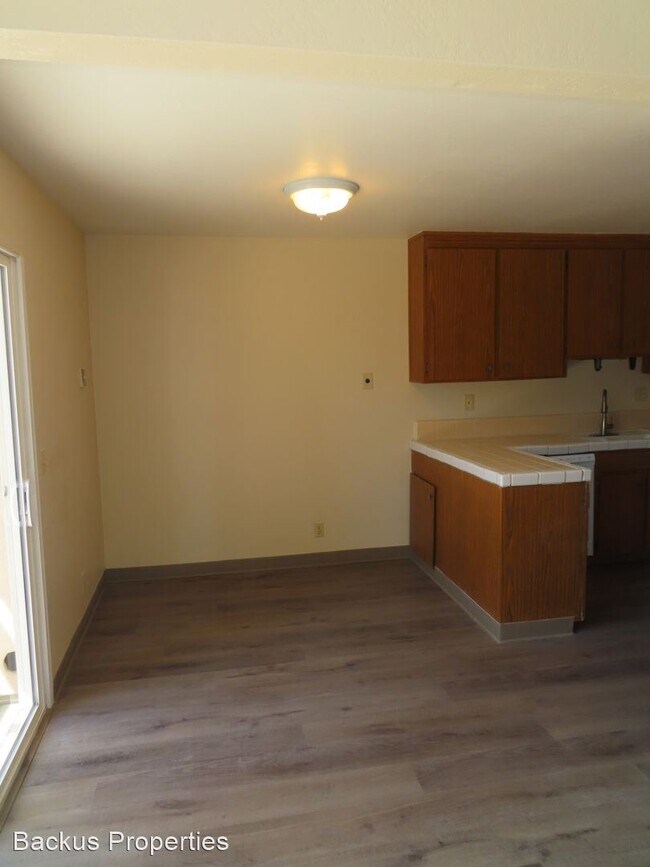 Building Photo - 2 br, 1.5 bath House - 915-7 Acosta Plaza