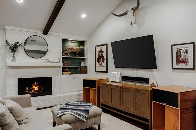 Building Photo - 9101 Heatherwood Dr