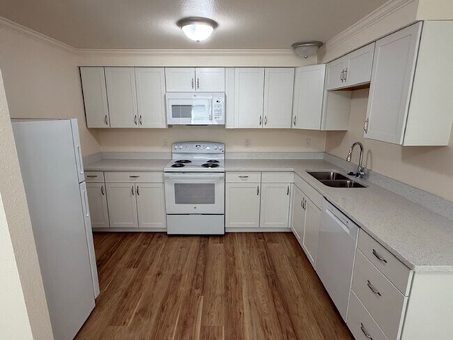 Building Photo - Alfi 3325 4-plex - Everett