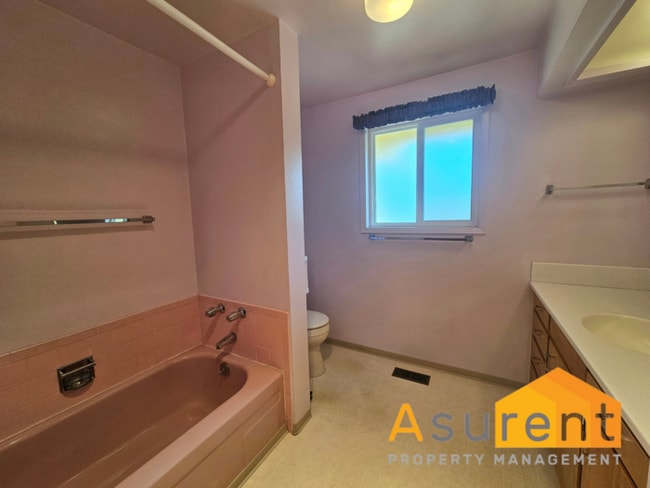 Building Photo - Two Bedroom- Two Full Bathroom Home in des...