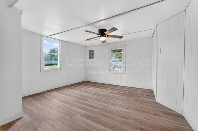 Building Photo - 44 Holbert Ave