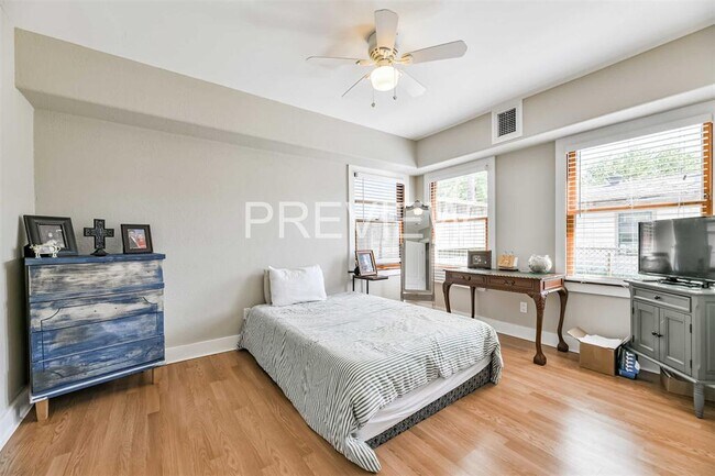 Building Photo - 818 11th St