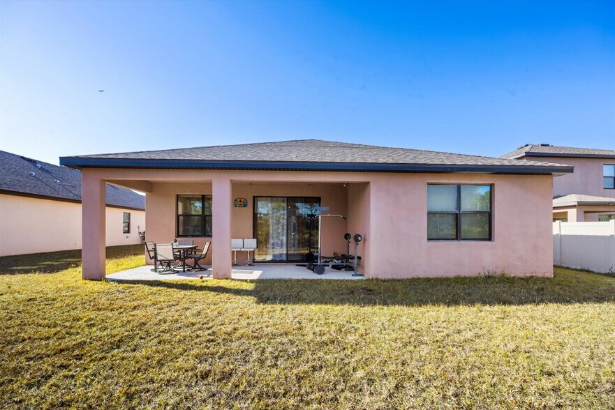 Building Photo - 6545 NW Oaklawn Way