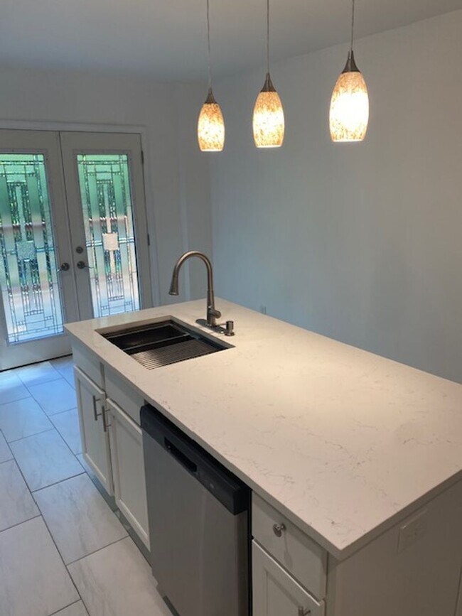 Building Photo - Stunning Executive Rental