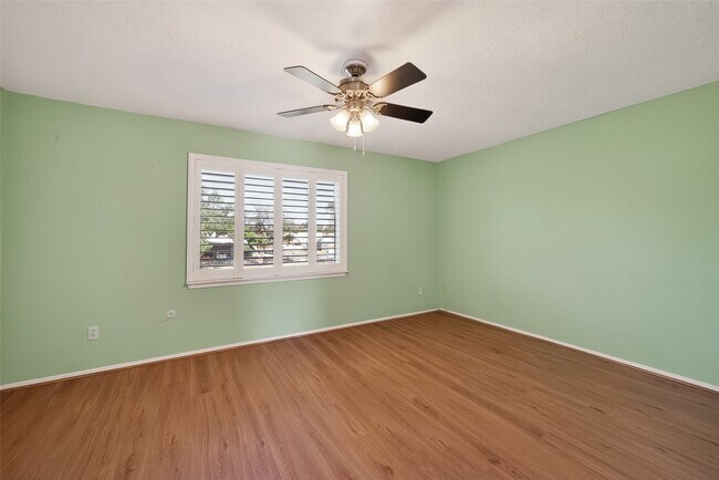 Building Photo - 8462 Leawood Blvd