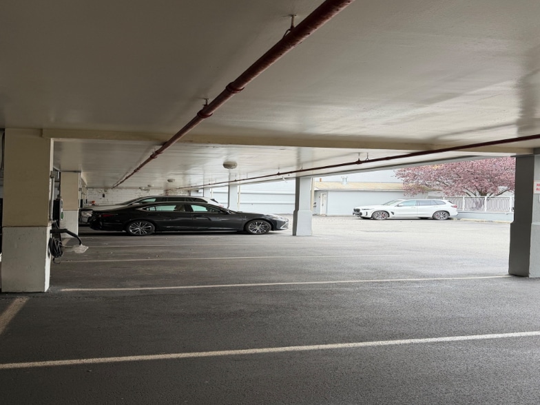 Building Photo - 3112 Emmons Ave