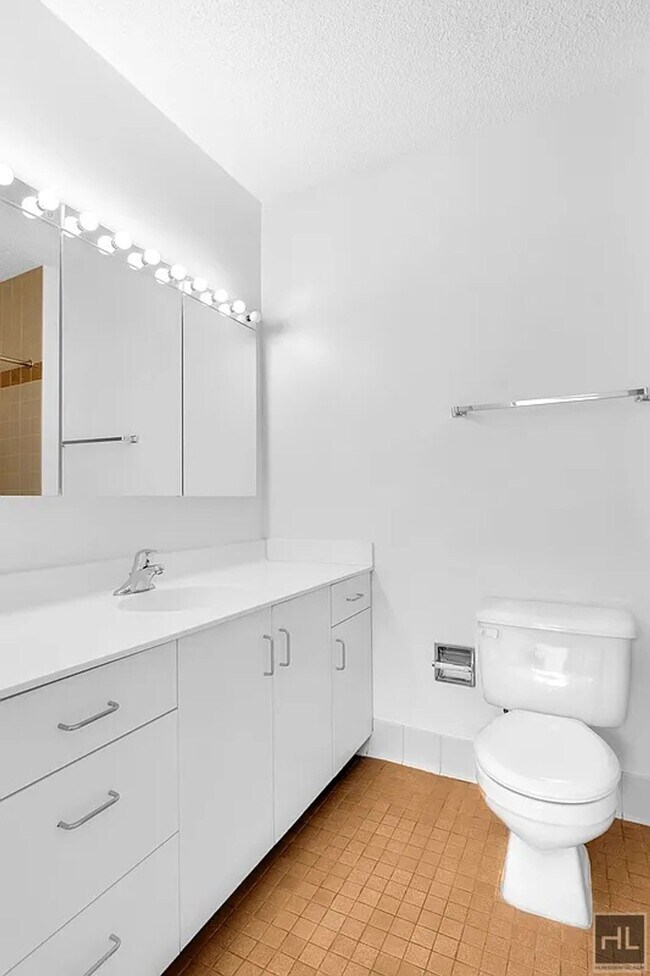 Building Photo - Spacious 3-Bedroom, 2-Bath Apartment on We...