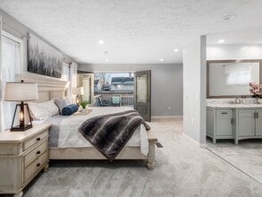 Building Photo - 2545 Vanderberg Ave