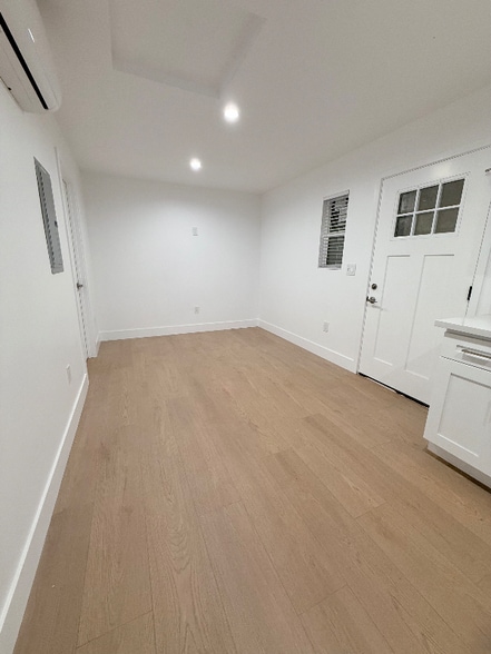 Building Photo - 442 E 44th Cir