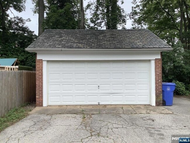 Building Photo - 221 Everett Pl