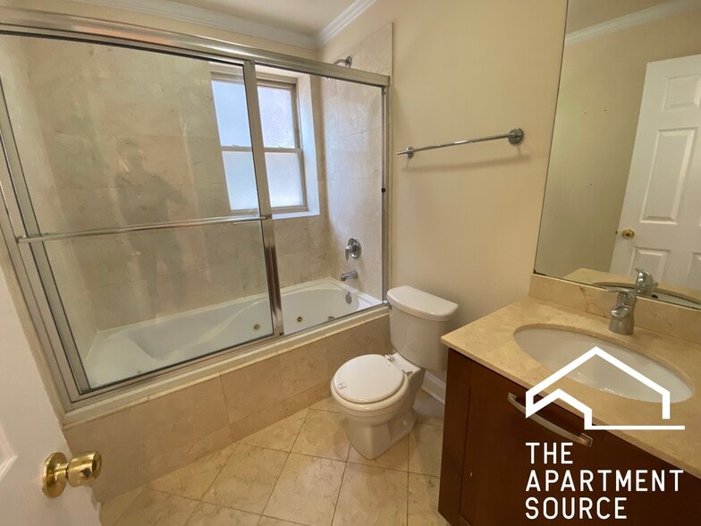 Building Photo - 6949 N Oakley Ave