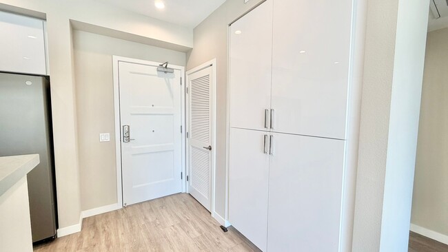 Building Photo - Brand New High-Rise Condo Unit with Stunni...