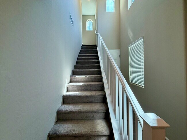 Building Photo - TWO STORY 3 BED 2.5 BATH HOME WITH SOLAR.