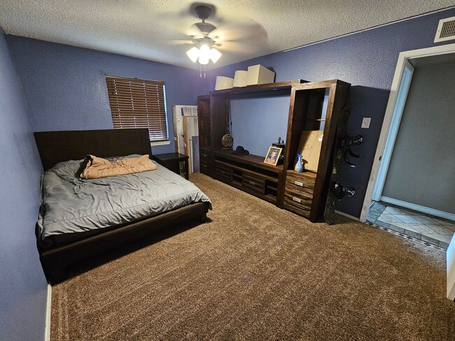 Building Photo - Beautiful 4 Bedroom / 2 Bath Large Home wi...