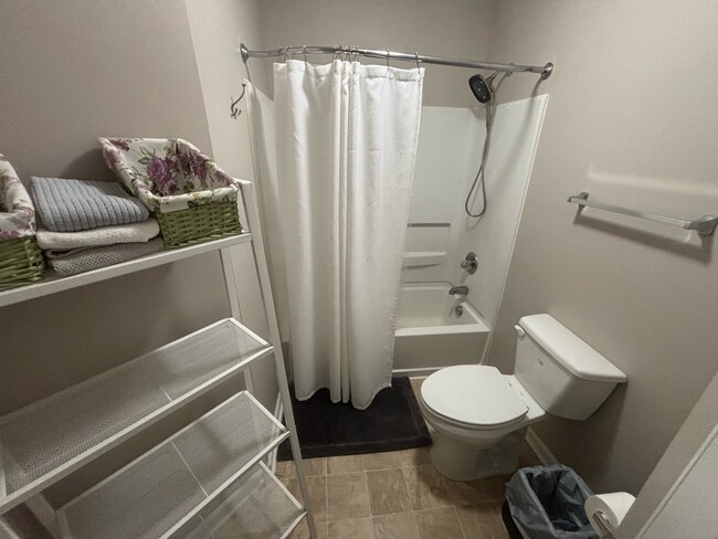 Building Photo - 1006 Brookhollow Dr