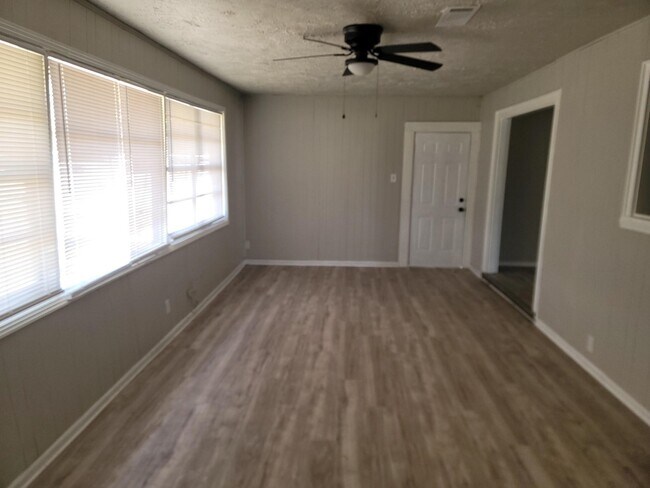 Building Photo - 5934 Ridgeway Dr