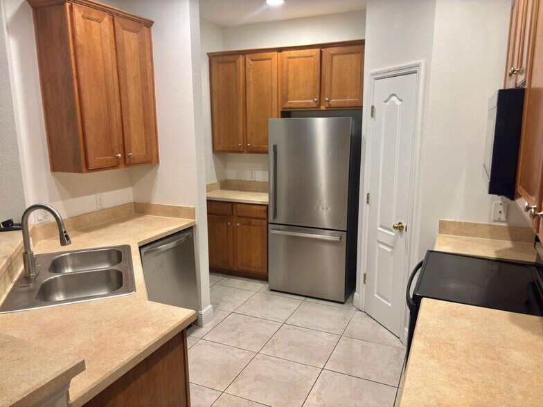 Kitchen - 2047 Estancia Cir