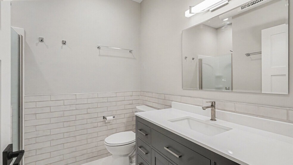 Building Photo - 115 S Main St