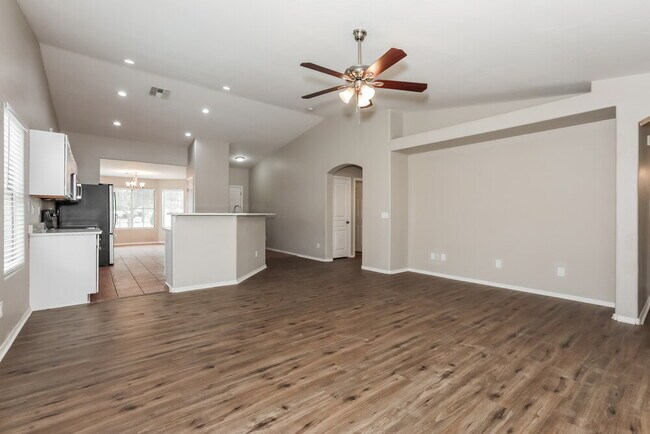 Building Photo - 39812 N Vincenza St