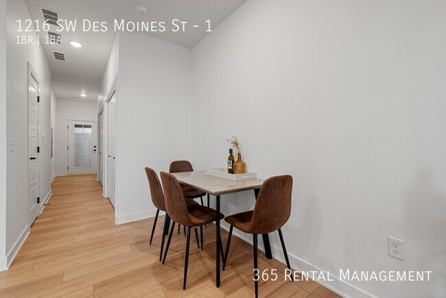 Building Photo - 1216 SW Des Moines St