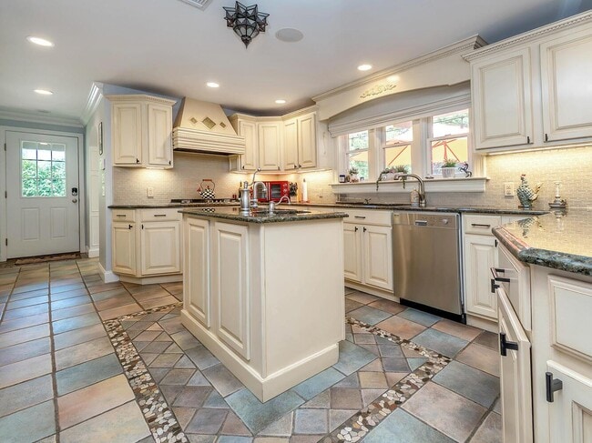 Building Photo - 431 Carpenter Ave