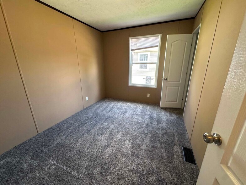 Building Photo - 48581 Pineview Dr