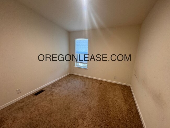 Building Photo - 3 bedroom 2 bath Veneta Home