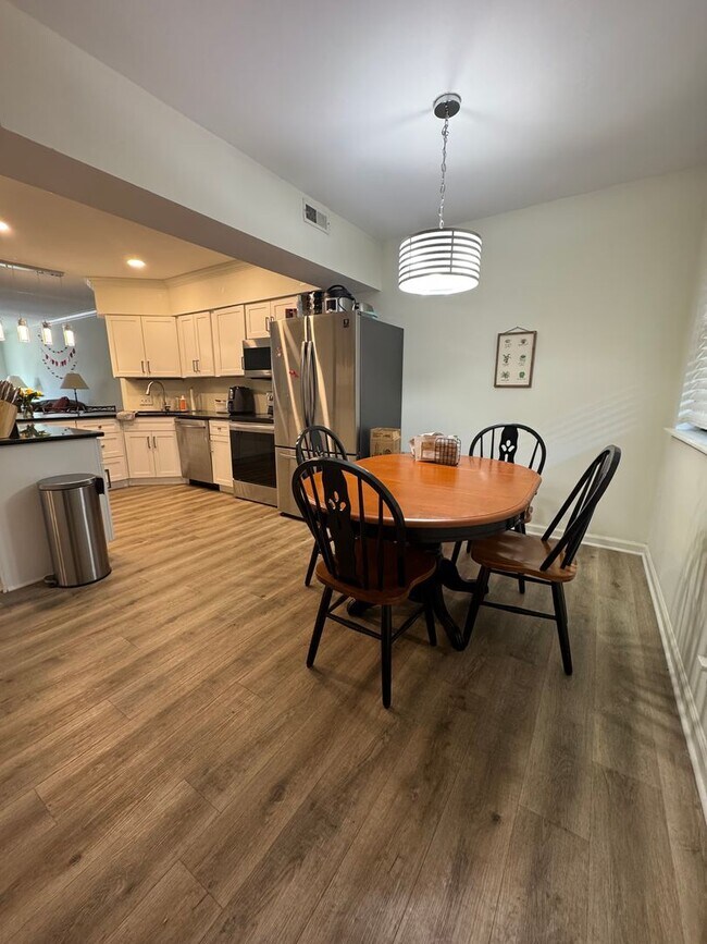 Building Photo - Spacious Renovated 3-Bedroom Condo Near UT...