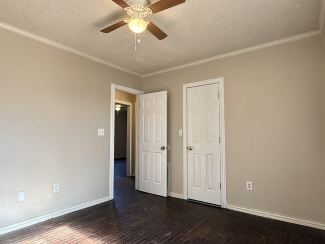 Building Photo - Sun-Filled 2 Bedroom close to Parks and Local Spots!
