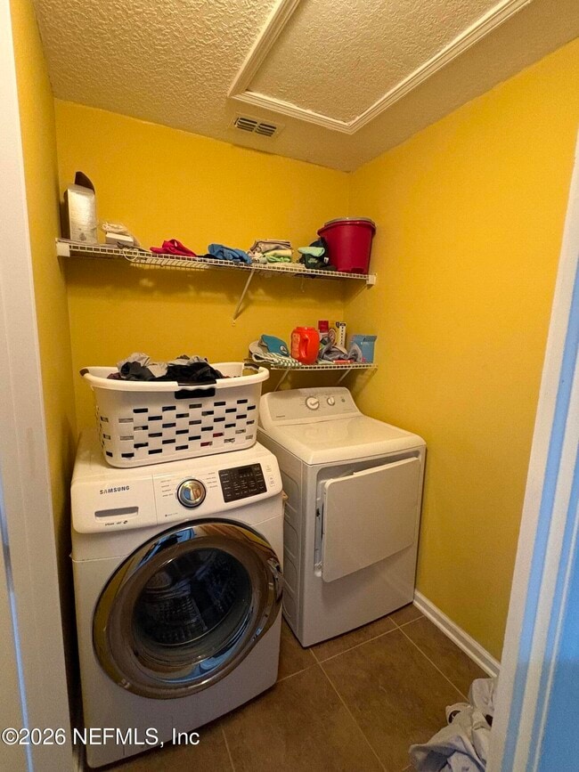 Building Photo - 496 Walnut Dr