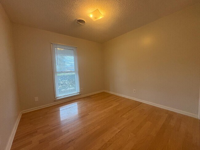 Building Photo - 3329 Roxana Rd