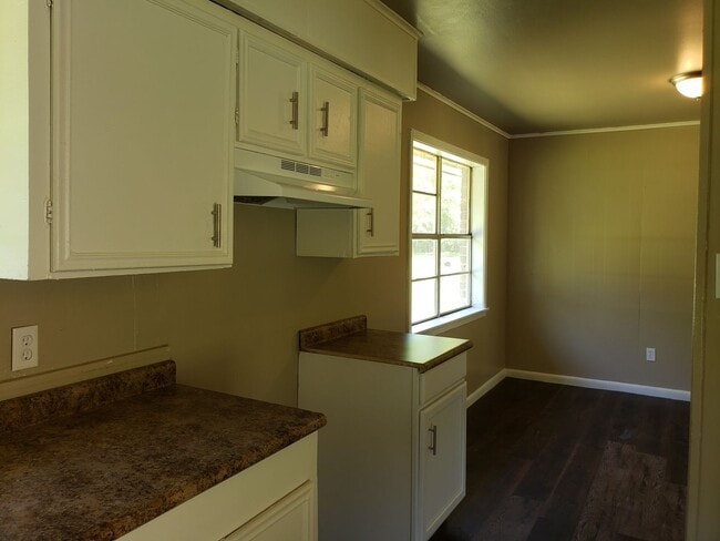 Building Photo - Very nice 3 bedroom/1&1/2 bathroom