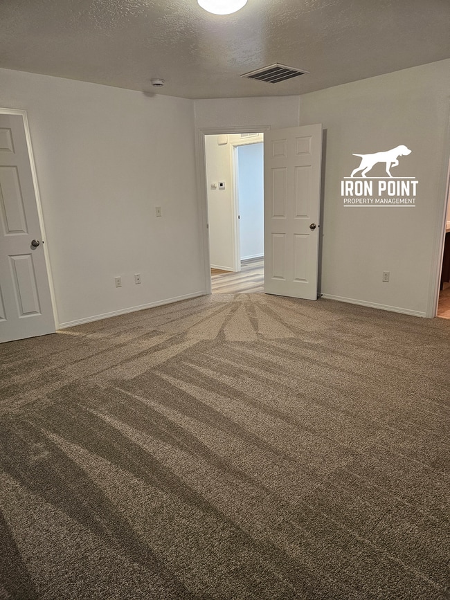 Building Photo - *$500 off your first months rent!* Move-in Ready Home w/new paint & flooring throughout, 2 car ga...