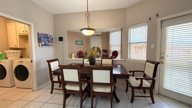 Building Photo - 13806 Primavera Dr