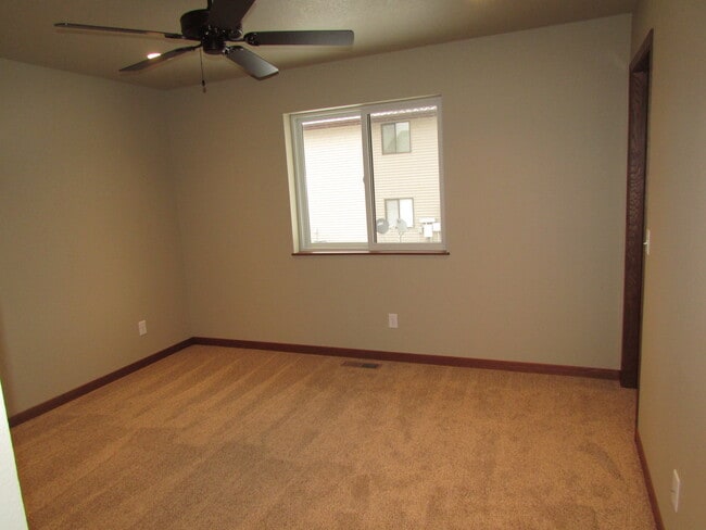 Building Photo - 3 BEDROOM | 2 BATH | GARAGE | NEWER TOWNHO...