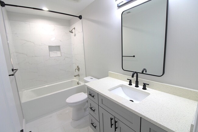 Building Photo - Modern 3-Bedroom Home with Fenced Yard & U...