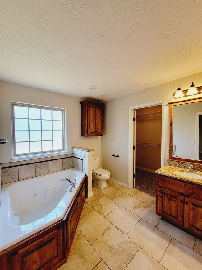 Building Photo - Prairie View Estates,  4 BR - 3 Car Garage...