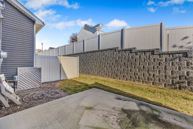 Building Photo - Your Next Home Awaits! 3BR Townhome with G...